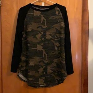 Worn a few times , long sleeve camo top!❤️